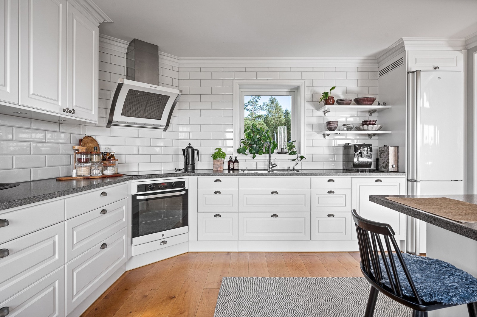 Köksvy mot det välutrustade och välplanerade köket i huvudbostaden Galleribilde