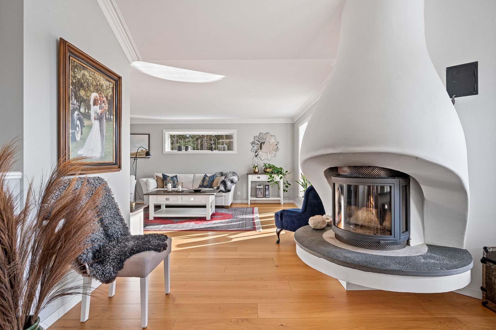 Så härligt med brasa att njuta av från både vardagsrum och övrig umgängesyta Galleribilde