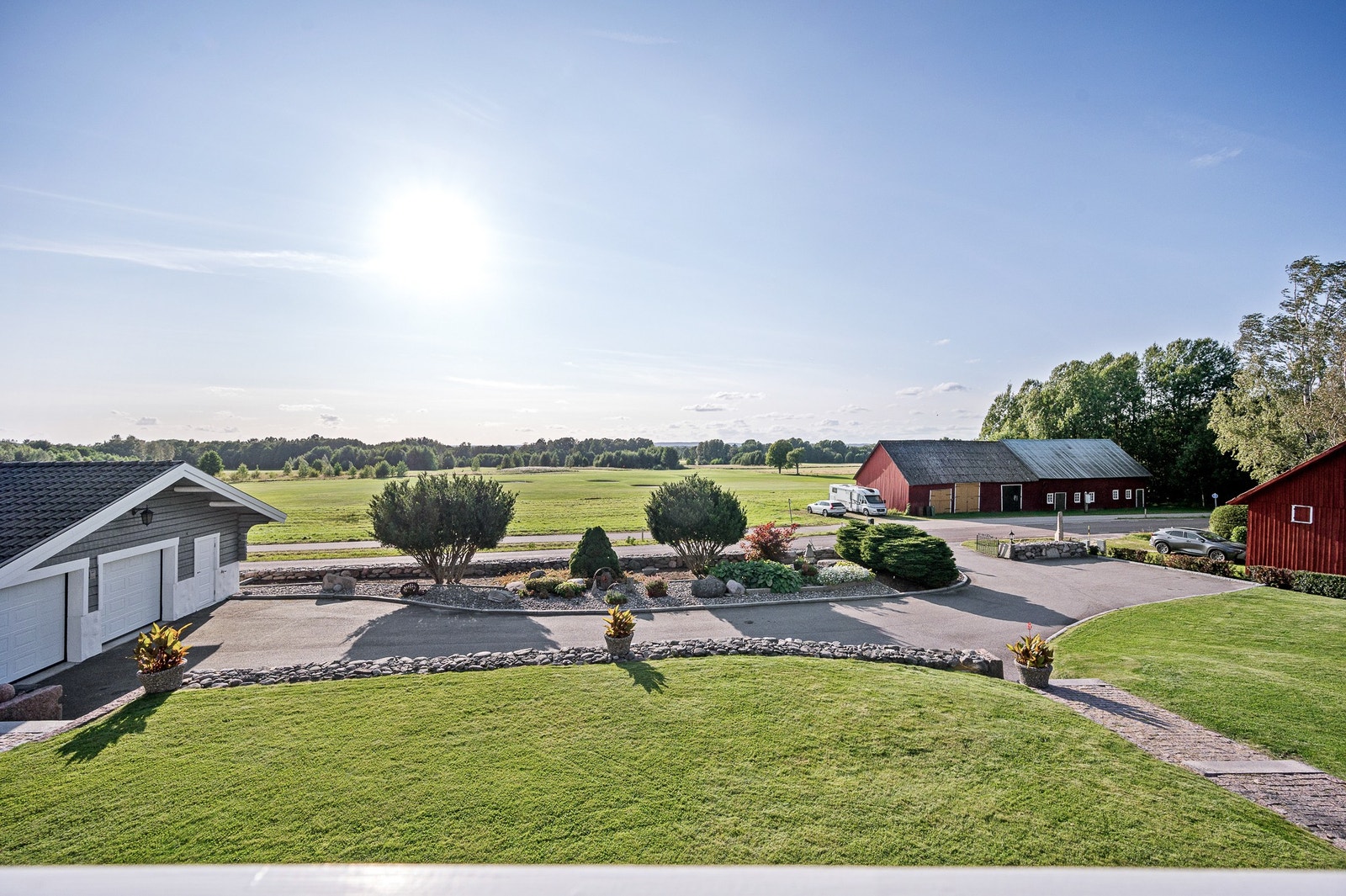 Vy från huvudbostaden mot golfbanan - härligt västerläge Galleribilde