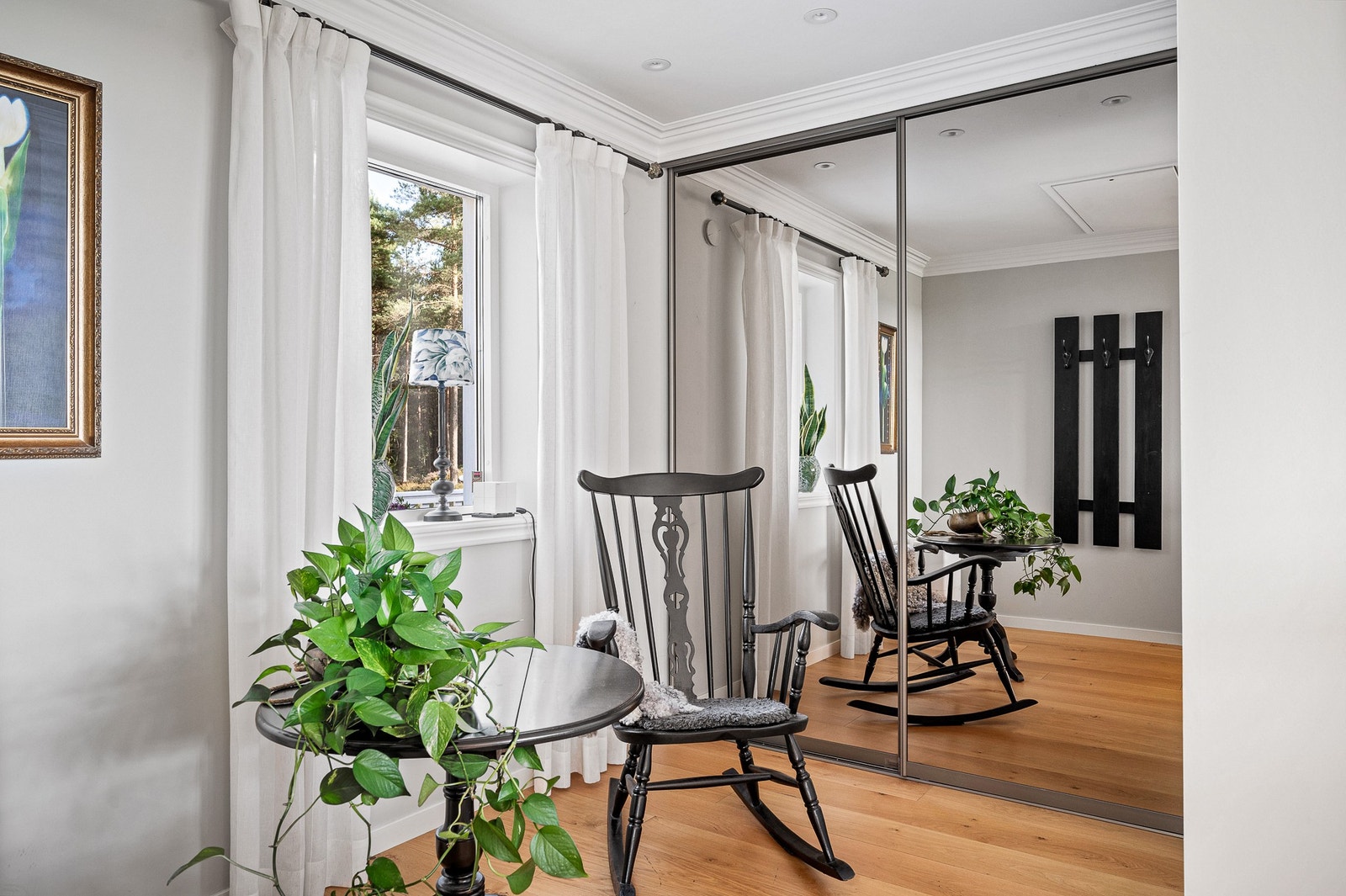 Hallen har bra förvaring bakom skjutdörrar med spegelglas. Galleribilde