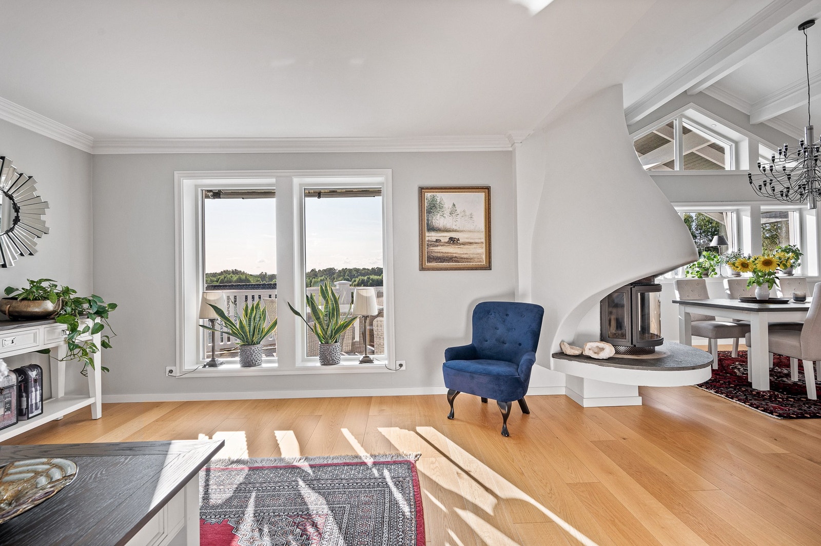 Vardagsrumsvy mot väster och den fina kaminen. Galleribilde