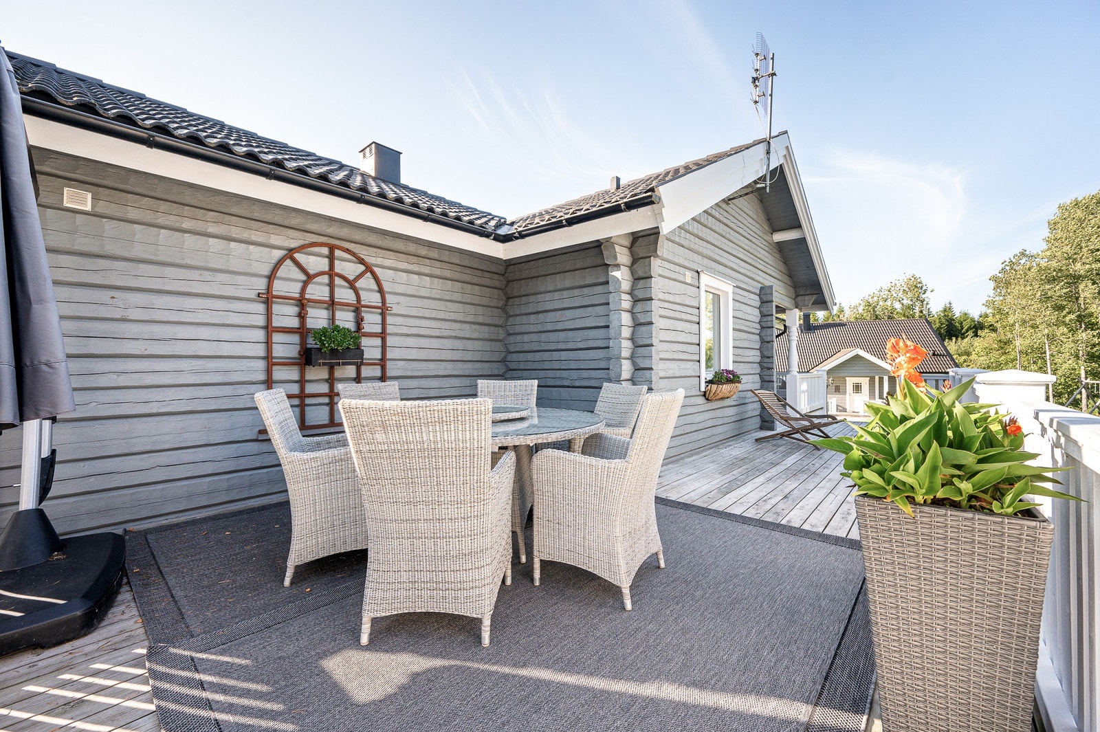 Det finns två uteplatser vid entrén på huvudbostad för att kunna njuta av både morgonsol och förmiddagskaffe samt lunch på denna sidan huset. Galleribilde