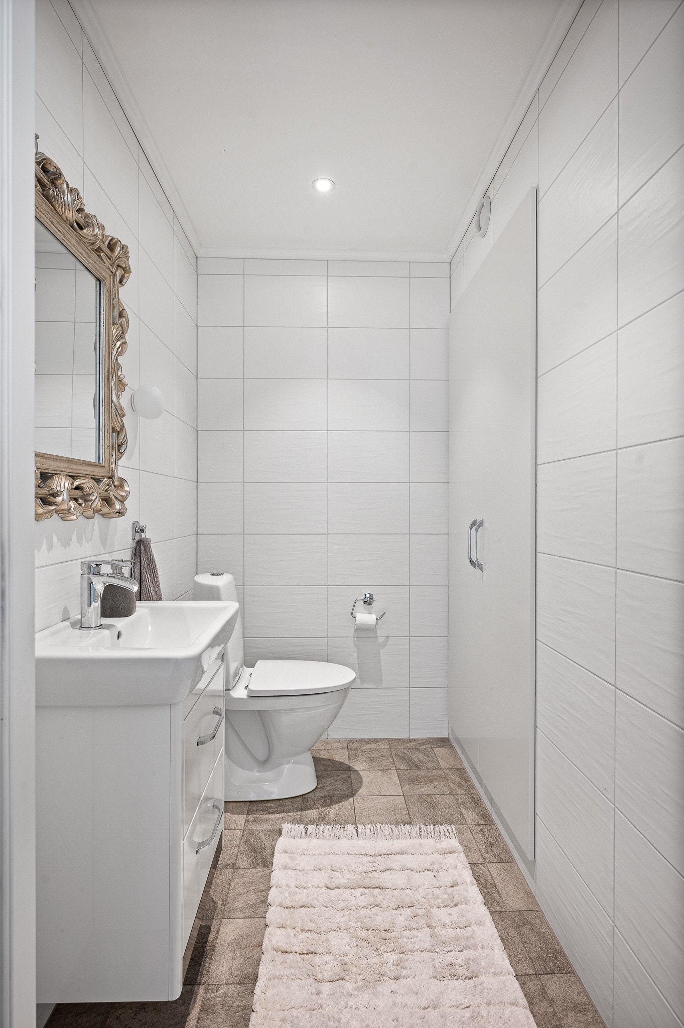 Stilrent gästwc i ljus stil Galleribilde