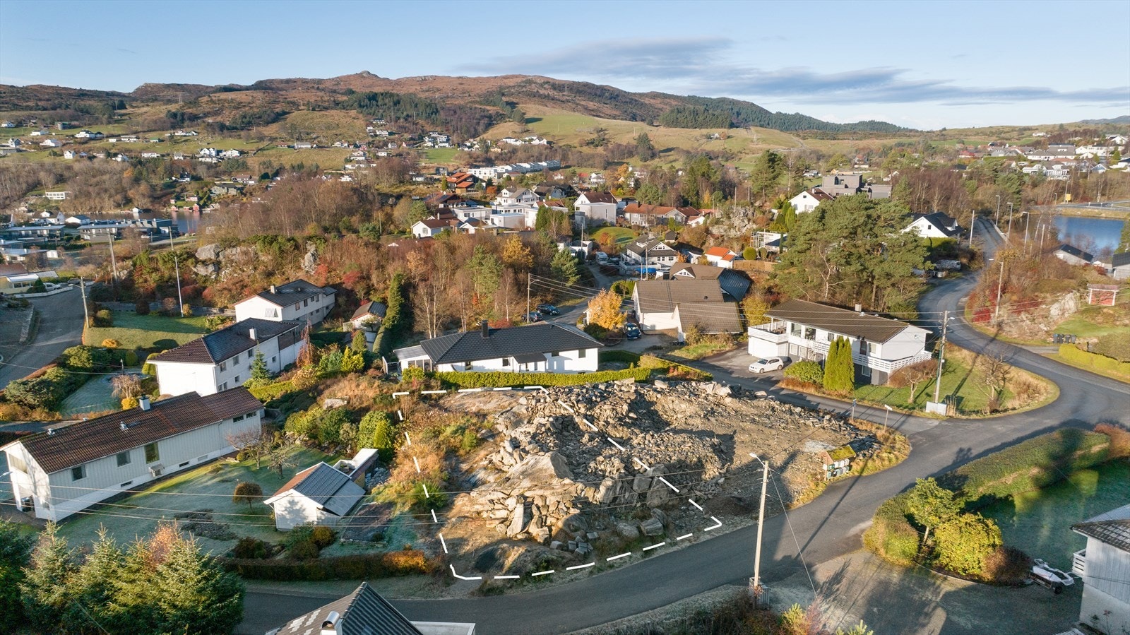 Attraktiv boligtomt med solrik beliggenhet på høyde i familievennlig område (tomtegrense omtrentlig inntegnet - avvik kan forekomme) Galleribilde