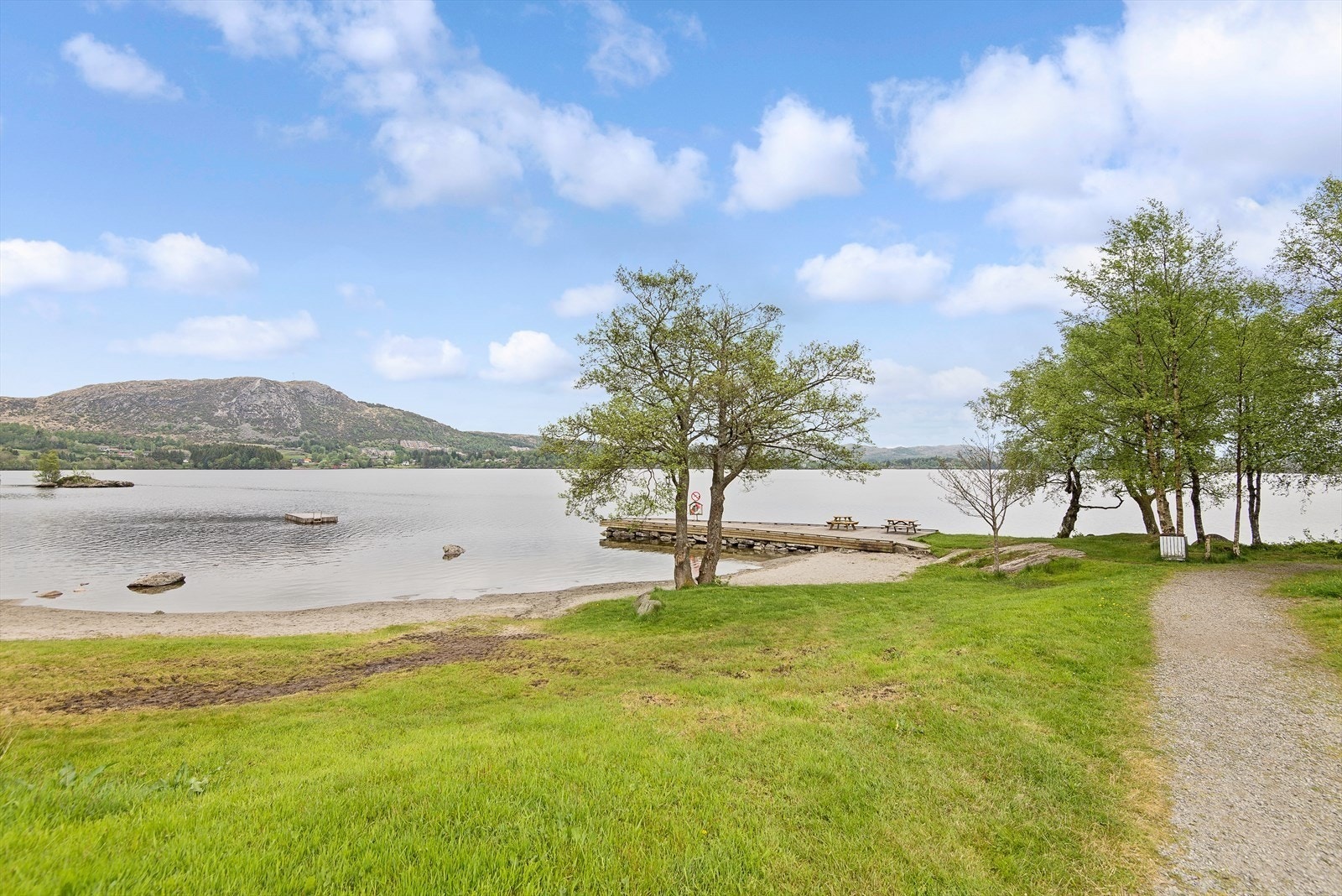 Idylliske Aksdalsvannet ligger innenfor gangavstand med bademuligheter og belyste turløyper Galleribilde