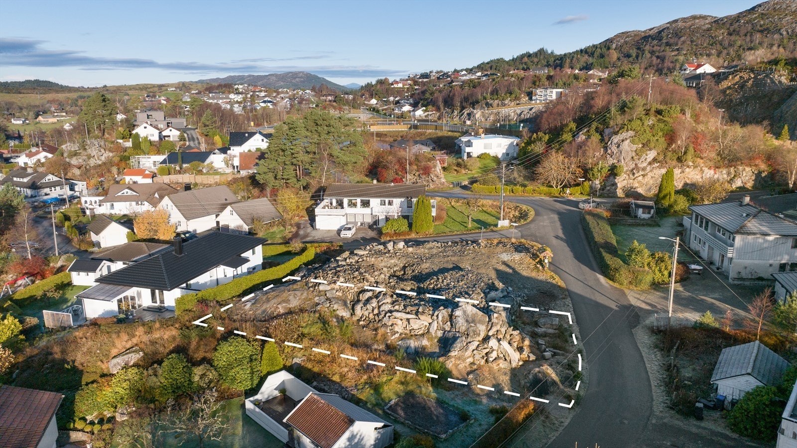 Tomten ligger fint til på mindre høyde med gode solforhold fra tidlig dag til langt på kveld Galleribilde