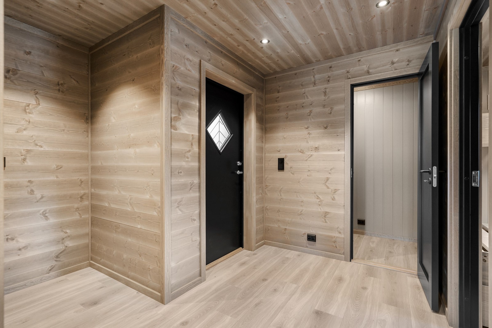 Velkommen inn. Bod rett frem, soverom og bad til høyre. Galleribilde