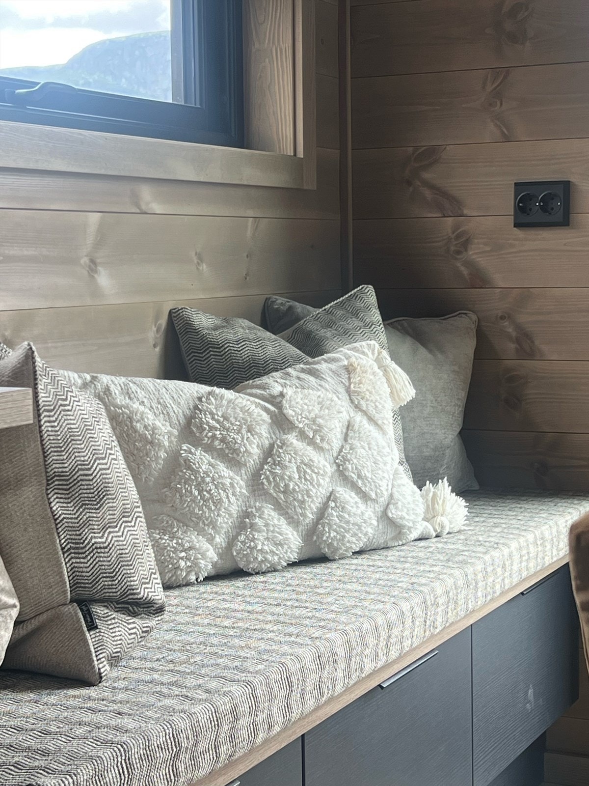 Sittebenken som en del av kjøkkeninnredningen. Galleribilde