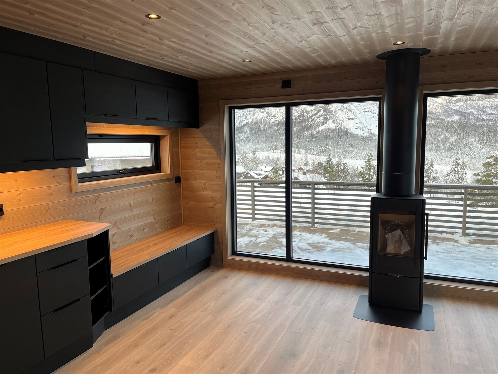 Praktisk sittebenk som en del av innredningen. Peisovn for kos og hygge. Galleribilde