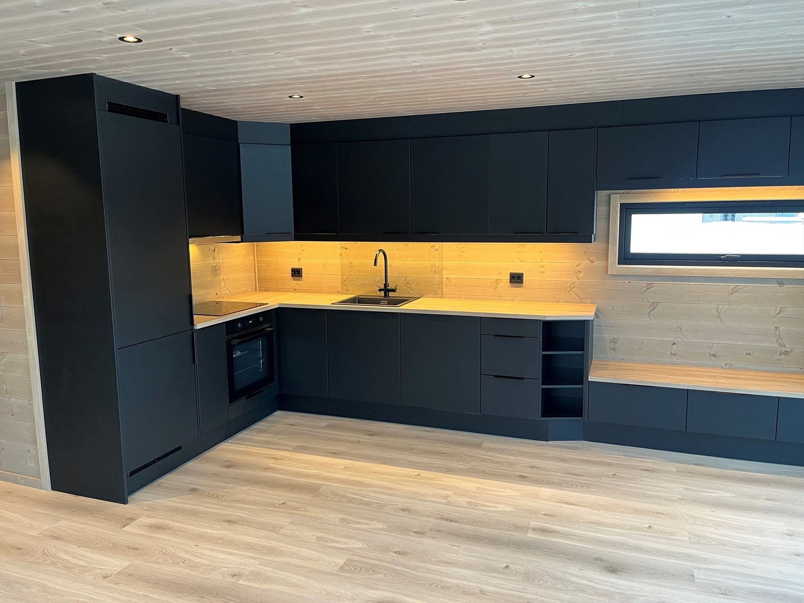 Sørlandskjøkken m integrerte hvitevarer fra Rolfs elektro. Galleribilde