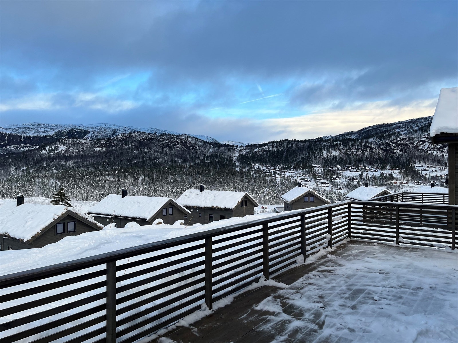 Flott utsikt og solforhold fra terrassen. Galleribilde