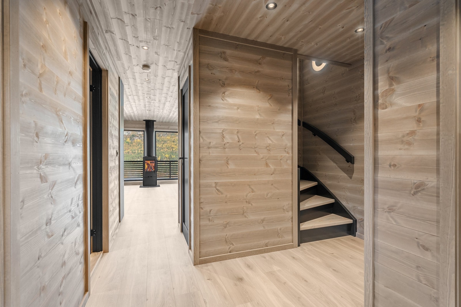 Hall - spotter i himling. Stuen rett frem og trapp opp til 2. etg. Soverom og bad til venstre. Galleribilde