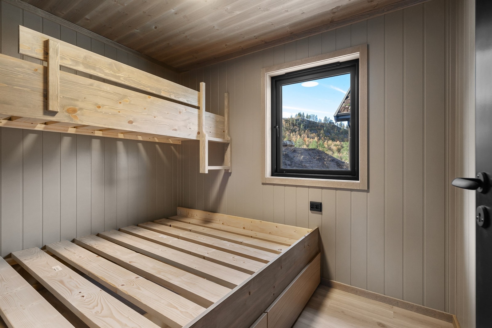 Plassbygde senger 180, og 75cm pa overkøye. Galleribilde