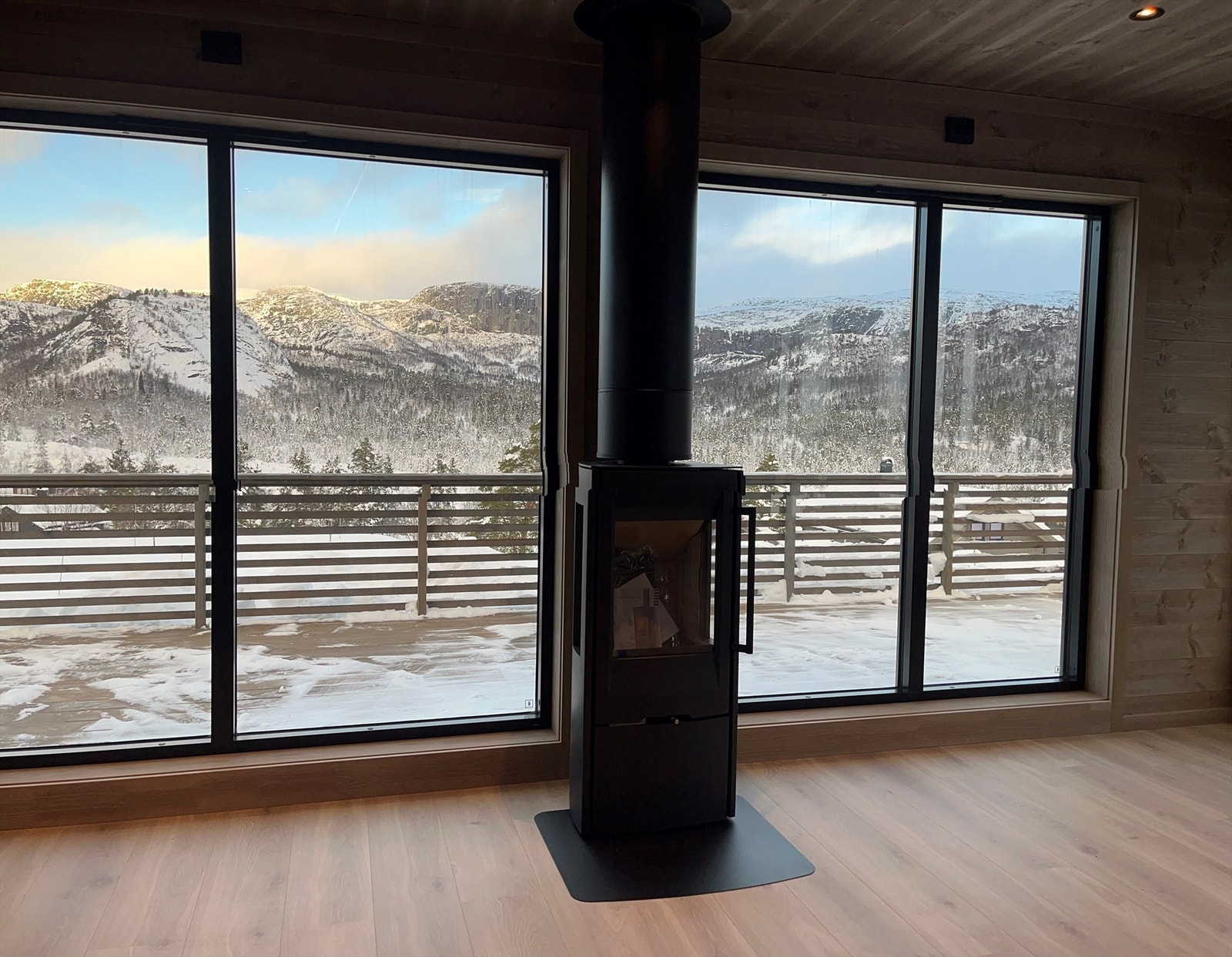 Flott utsikt mot fjellheimen. Naturen rett inn. Galleribilde