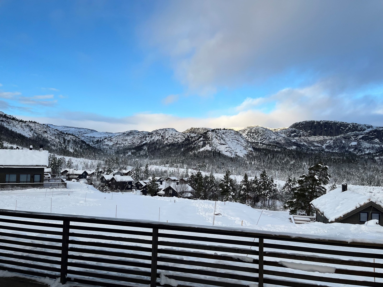 Utsikten mot fjellene i øst og nord. Galleribilde