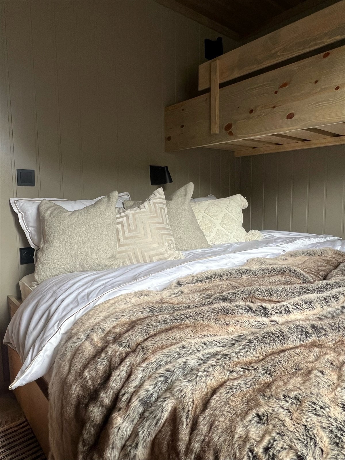 Soverom med plassbygget familiekøye. Galleribilde