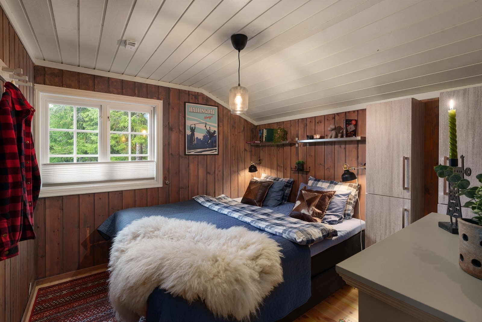 Hovedsoverom med plass for dobbeltseng og garderobemuligheter. Galleribilde