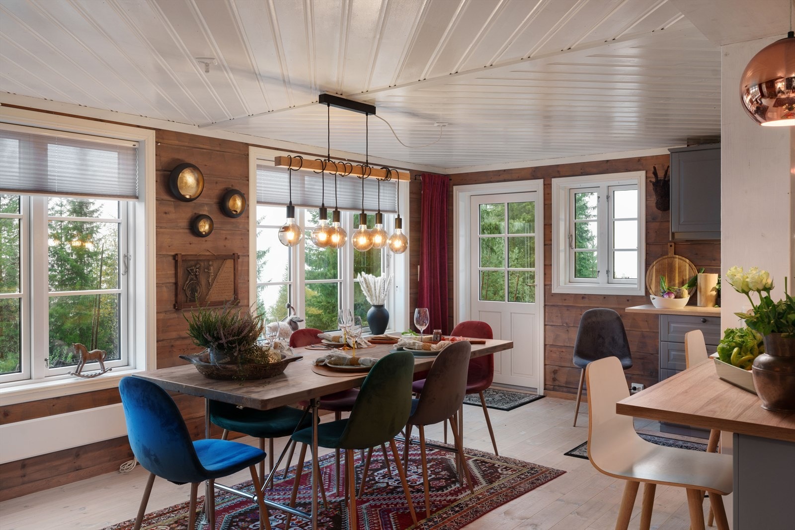 God plass for en spisegruppe for små og store lag. Dør ut til
terreng og videre til terrasse. Galleribilde