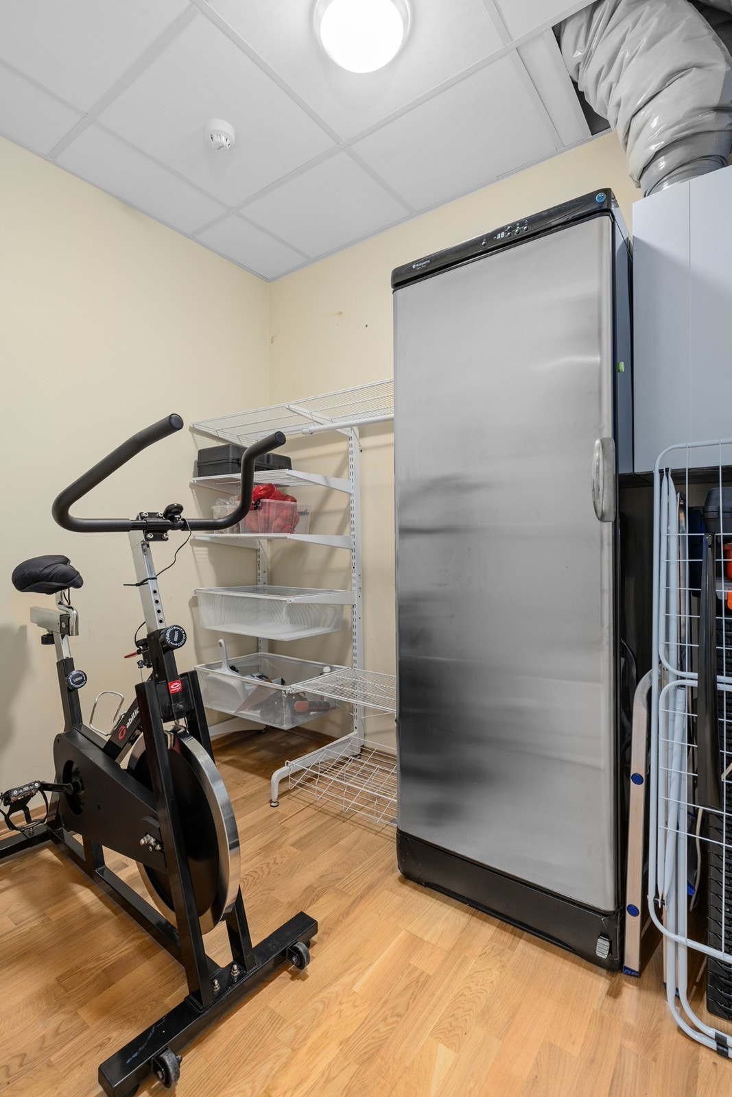 Innvendig bod/teknisk rom med ventilasjonsaggregat og god oppbevaringsplass Galleribilde