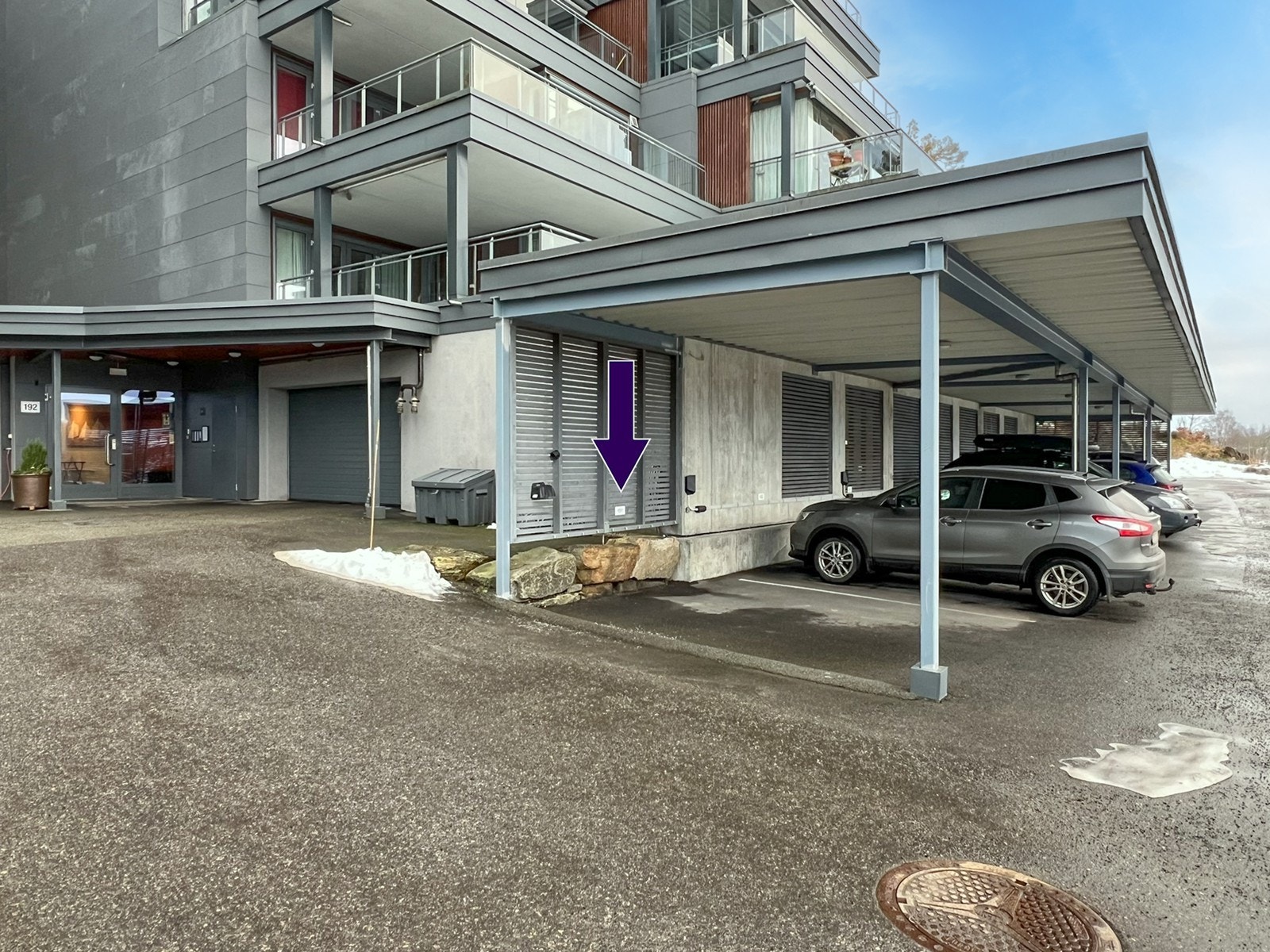 Parkering i carport tilhørende leiligheten. Det er montert elbillader på vegg Galleribilde