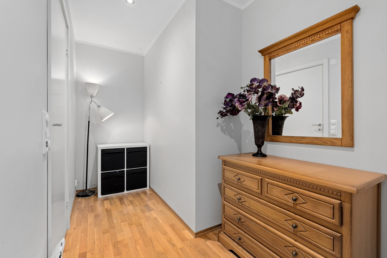 Mellomgang med adkomst inn til badet til venstre Galleribilde
