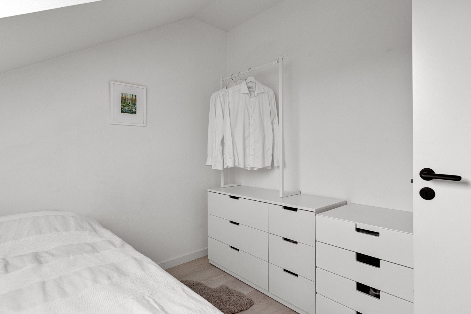 Rommet er av god størrelse med plass til dobbeltseng med nattbord Galleribilde