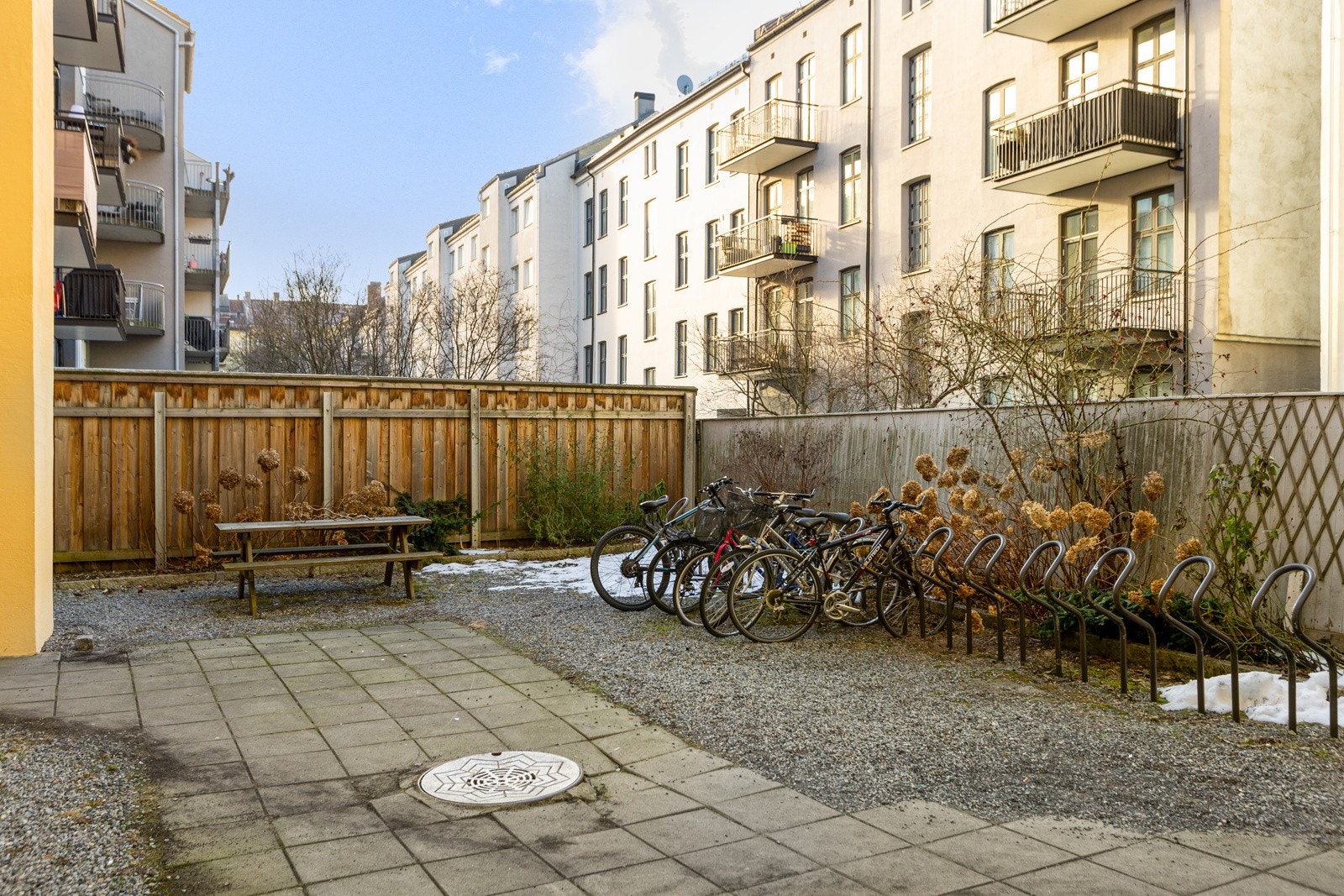 Bakgård Galleribilde