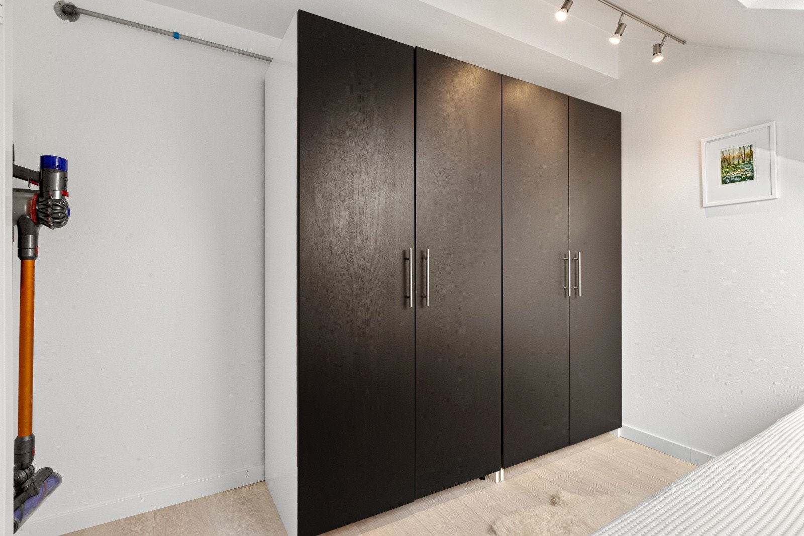 Rommet er innredet med et garderobeskap som gir praktisk oppbevaringsplass for klær og sengetøy, og bidrar til et ryddig og organisert rom Galleribilde