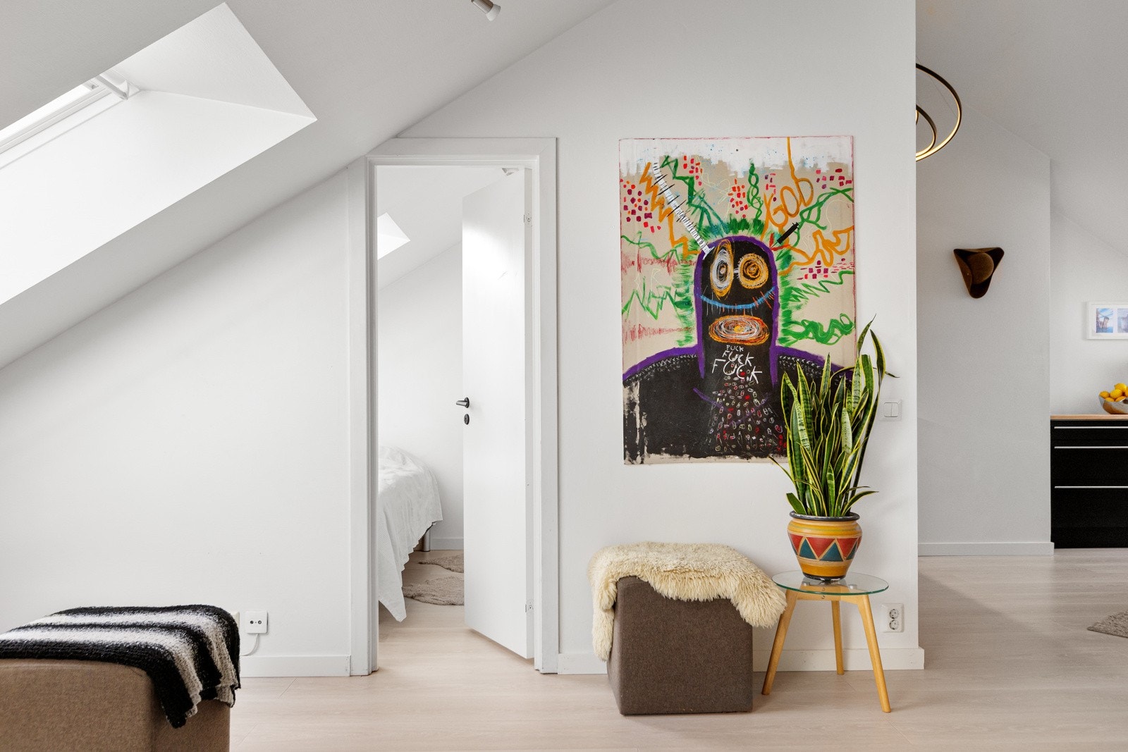 Leiligheten har totalt 2 soverom, hvor begge har adkomst fra hver sin side av stuen Galleribilde