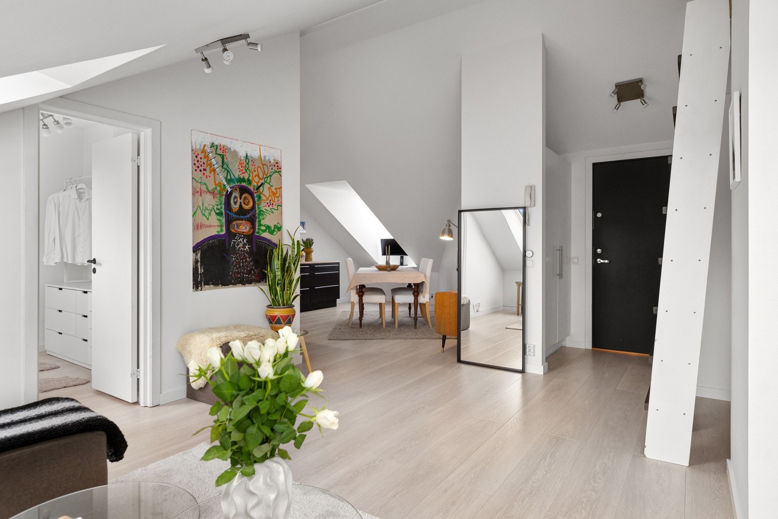 Leiligheten har god arealutnyttelse med kjøkken og stue i ett og samme rom Galleribilde