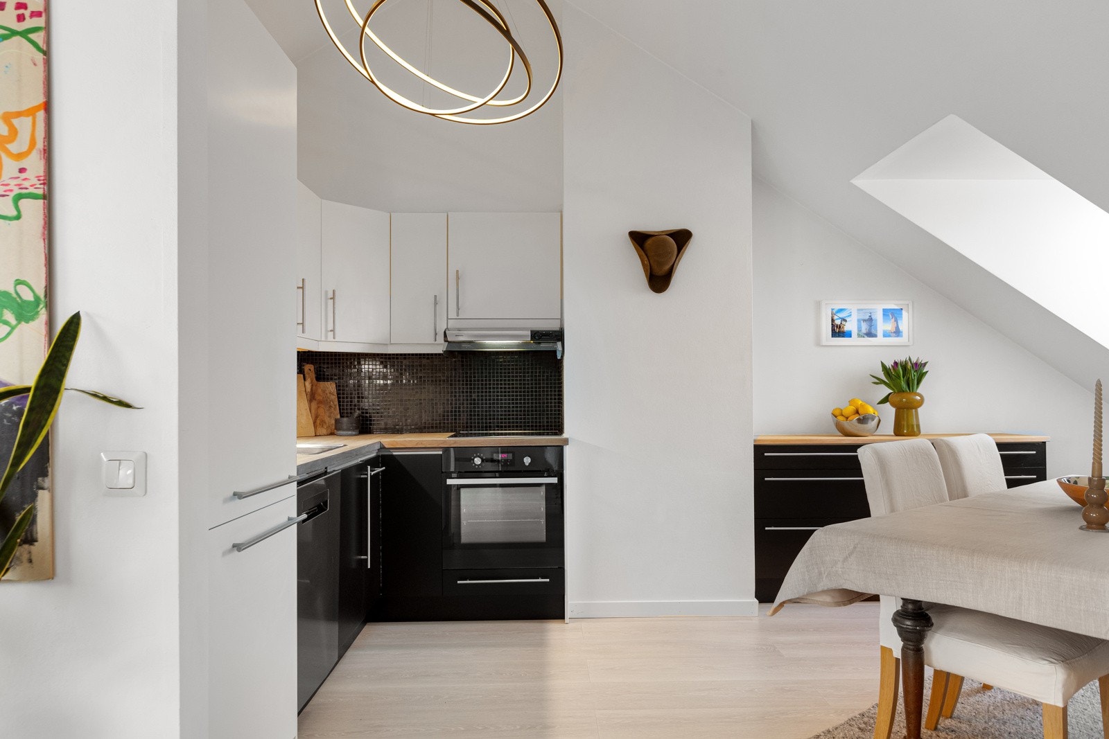 En lys og flott 3-roms loftsleilighet beliggende sentralt på Grünerløkka, med kort vei til fasiliteter og servicetilbud. Galleribilde