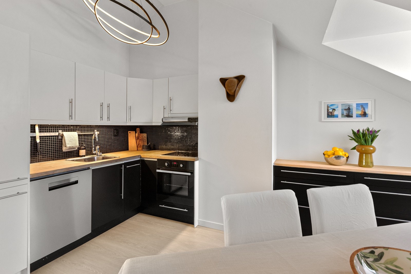 Kjøkkenet er fra 2004 og har bra med benkeplass samt gode oppbevaringsmuligheter i over- og underskap Galleribilde