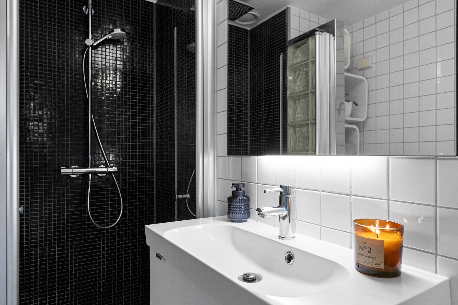 Badet har opplegg for vaskemaskin og har mekanisk avtrekk med kjøkken Galleribilde