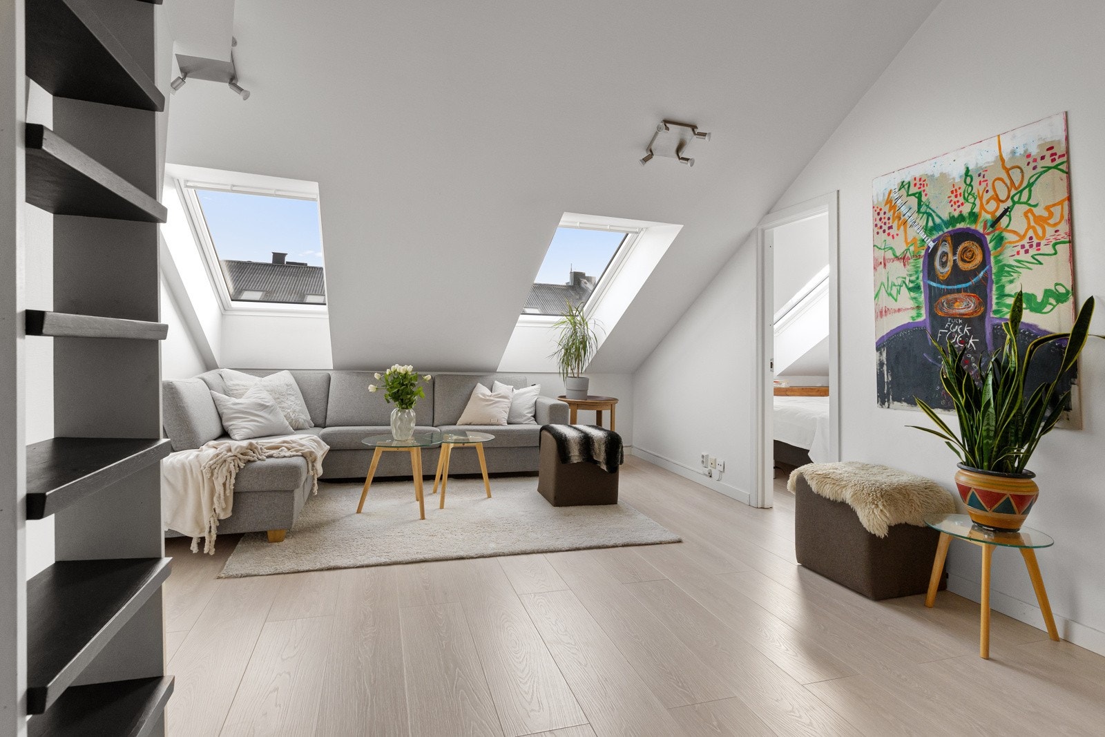 Stuen gir en fantastisk romfølelse med generøs takhøyde oppmålt til ca. 328 meter i møne Galleribilde