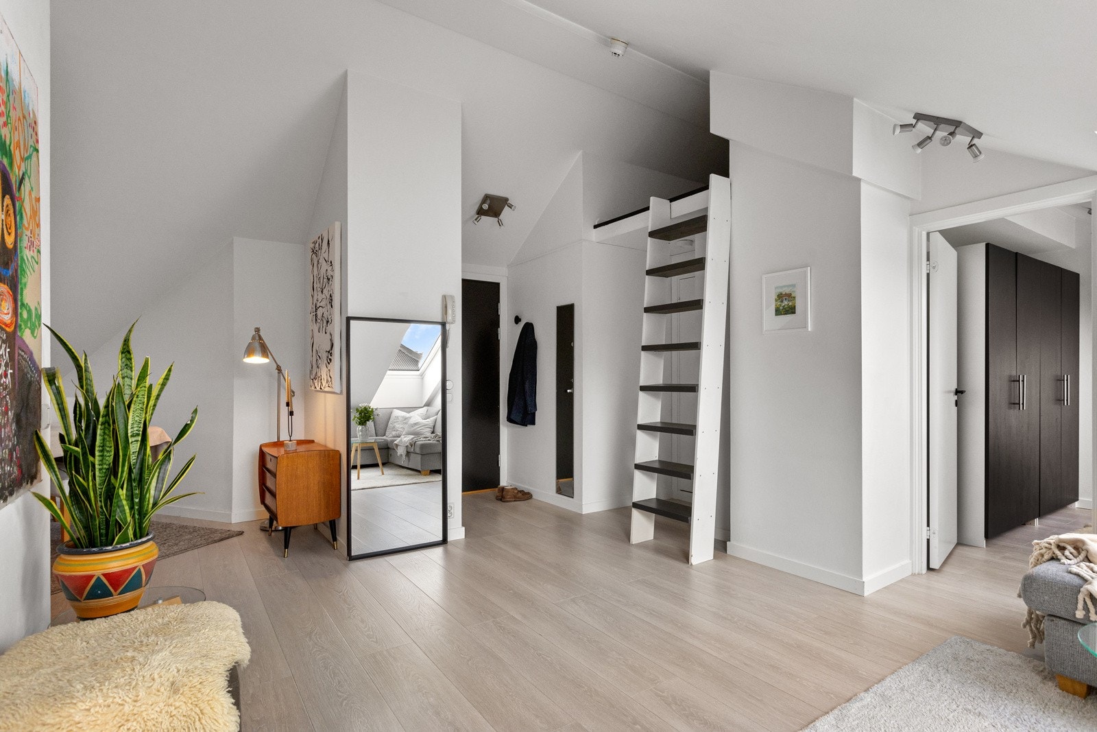 Leiligheten har en hyggelig entré som gir et godt førsteinntrykk og fungerer som det naturlige knutepunktet i leiligheten Galleribilde