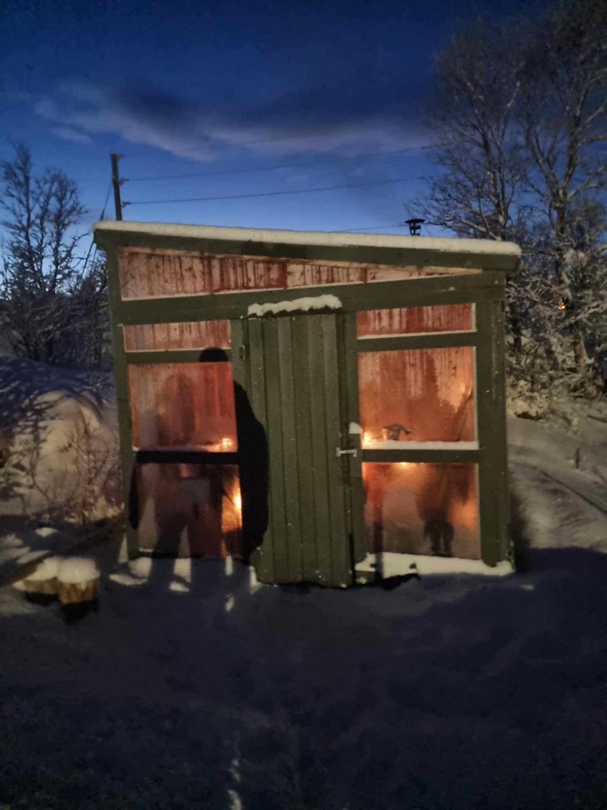 Sauna med drivhus bygget i bakkant av denne. Selgers private bilde. Galleribilde