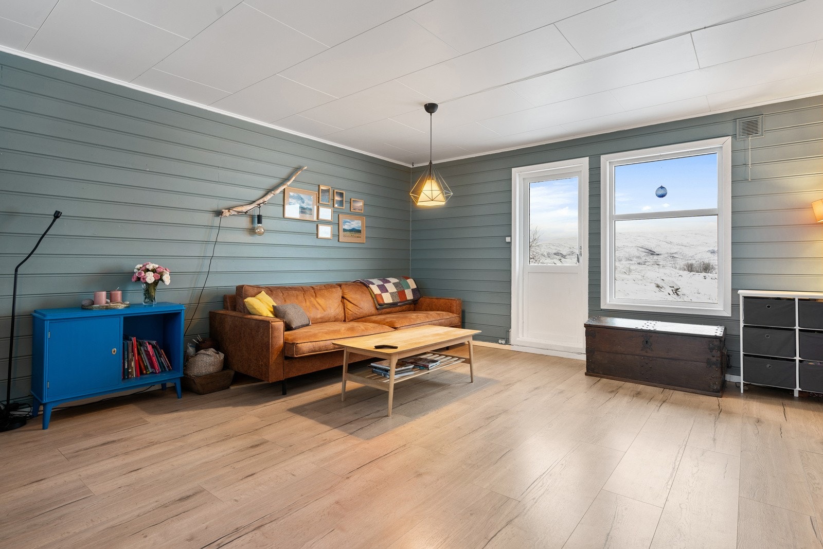 Romslig løsning med tidsriktige fargevalg. Galleribilde
