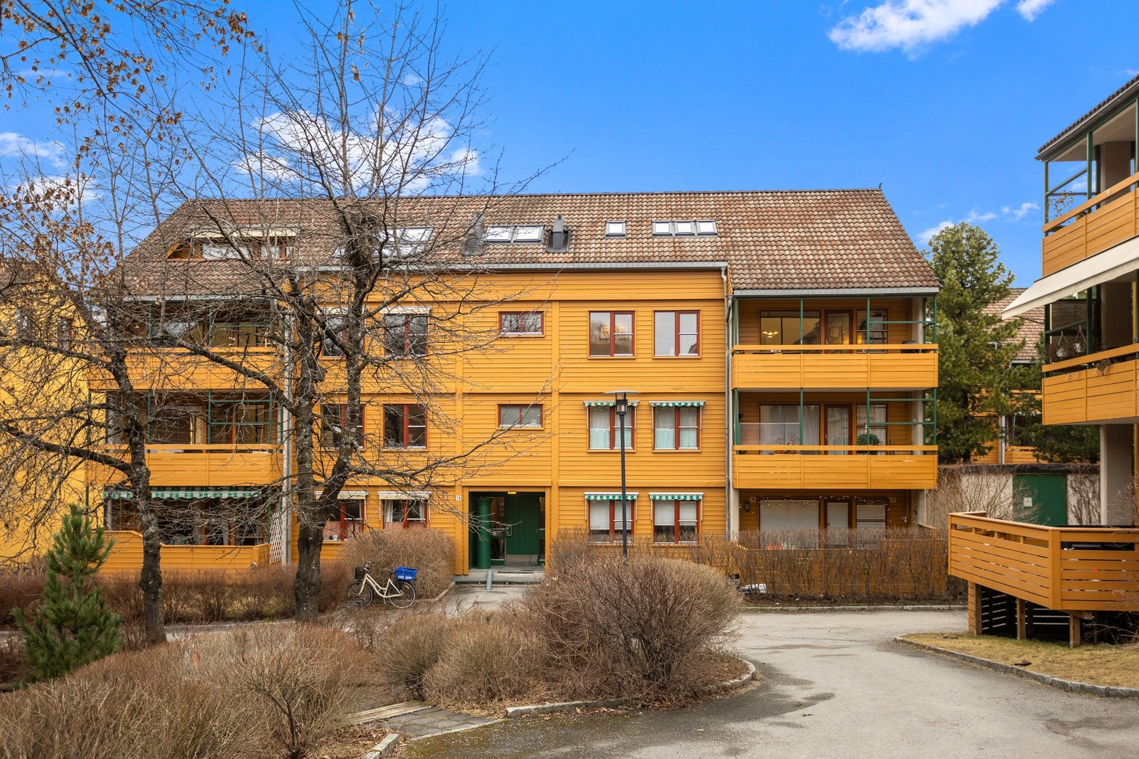 Fasade Nedre Silkestrå 18. Leiligheten ligger i 3. etasje på høyre side. Galleribilde