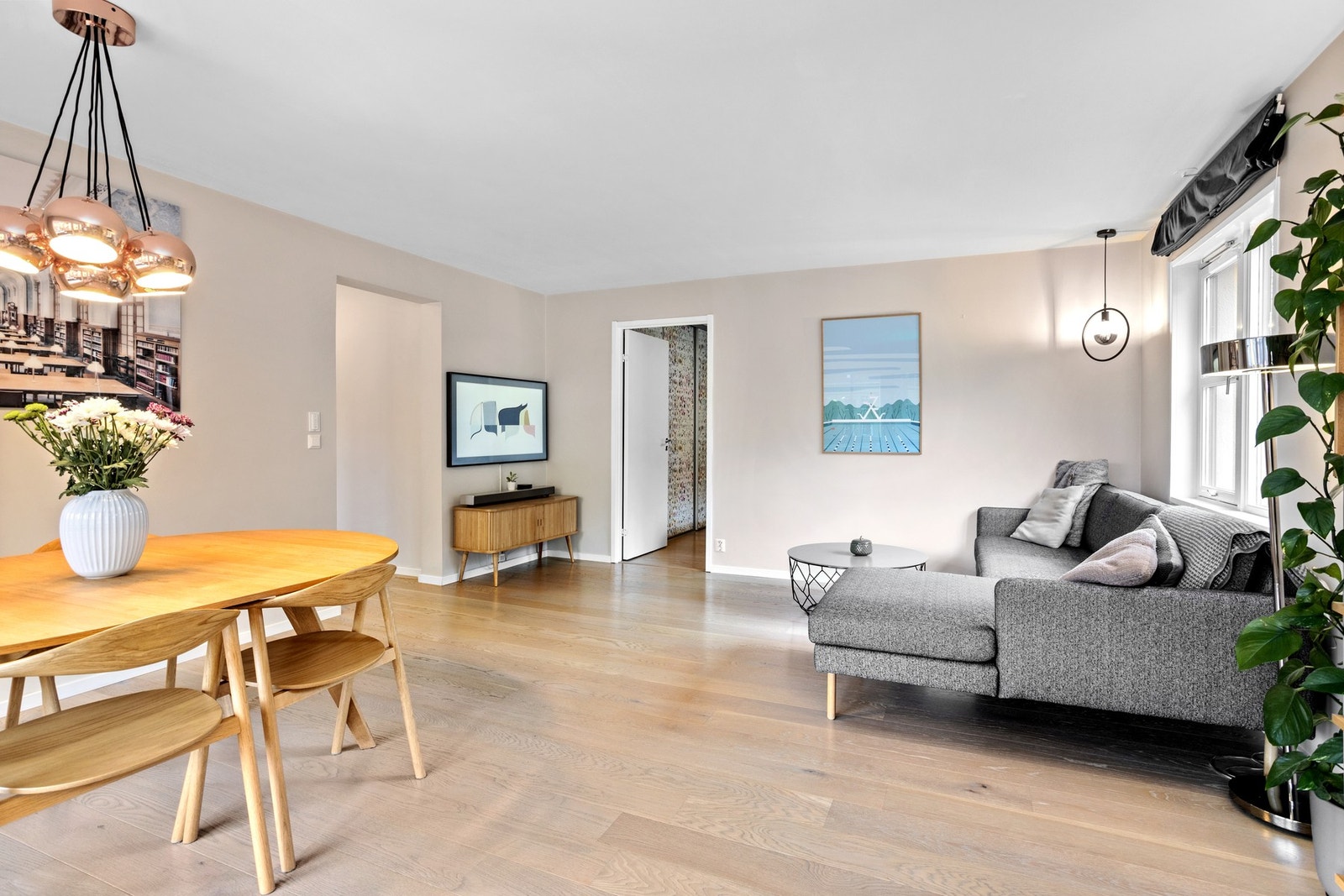 Det er plass til både spisebord og sofa i stuen. Galleribilde