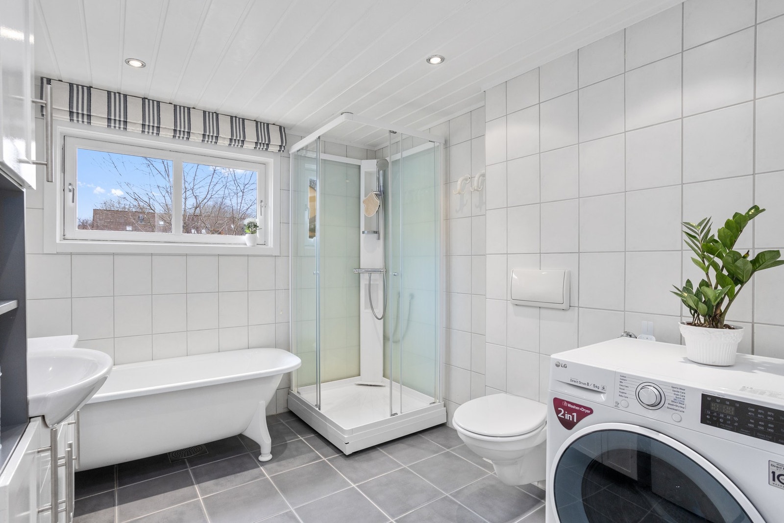 Romslig bar med dusj og badekar. Badet ble pusset opp i 2001. Galleribilde