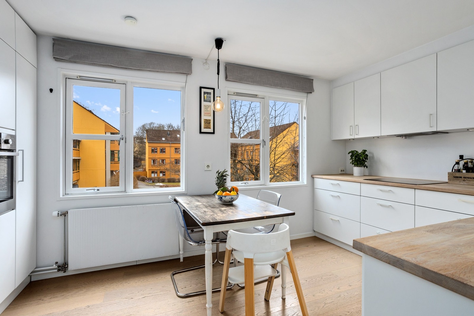 Hyggelig spiseplass hvor man har oversikt over tunet og lekeplassen. Galleribilde