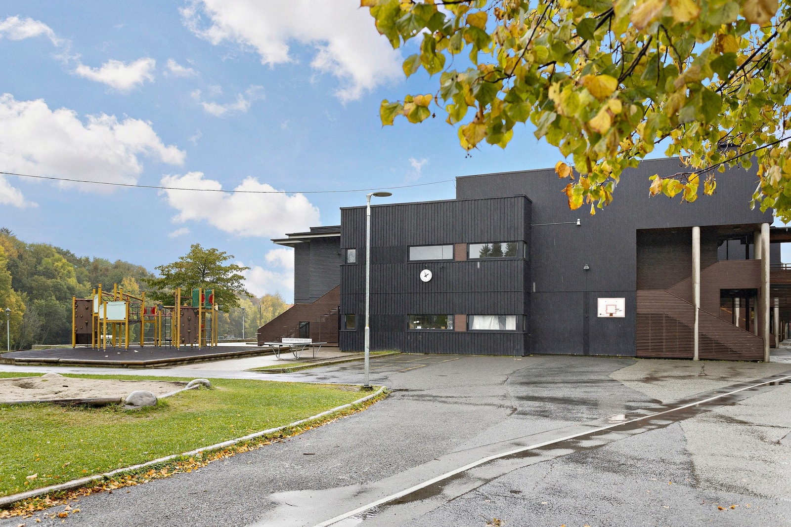 Populære Skøyen skole er kun en kort og bilfri gåtur fra leiligheten. Galleribilde