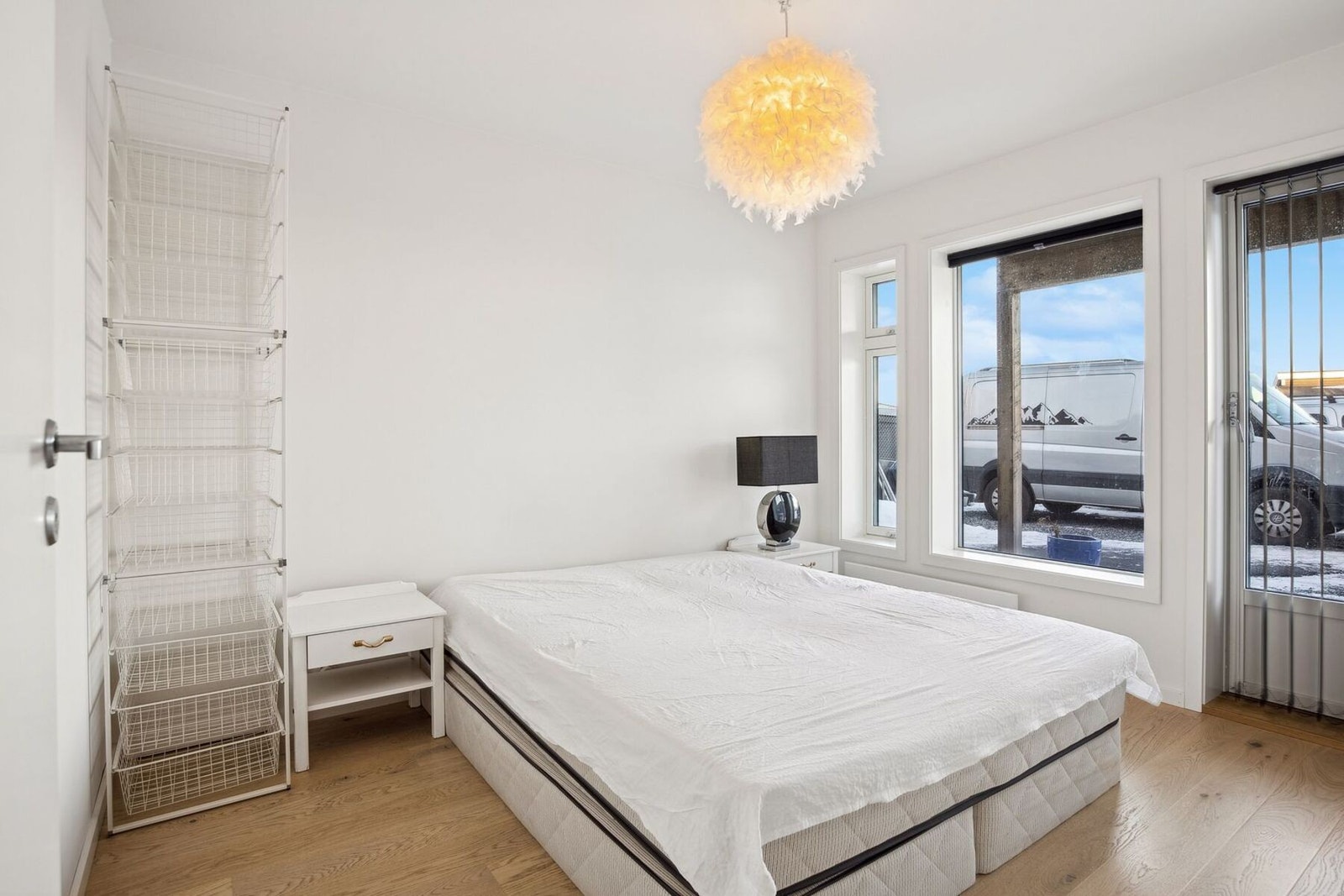 Soverom med plass til stor seng, nattbord og garderobeskap. Galleribilde