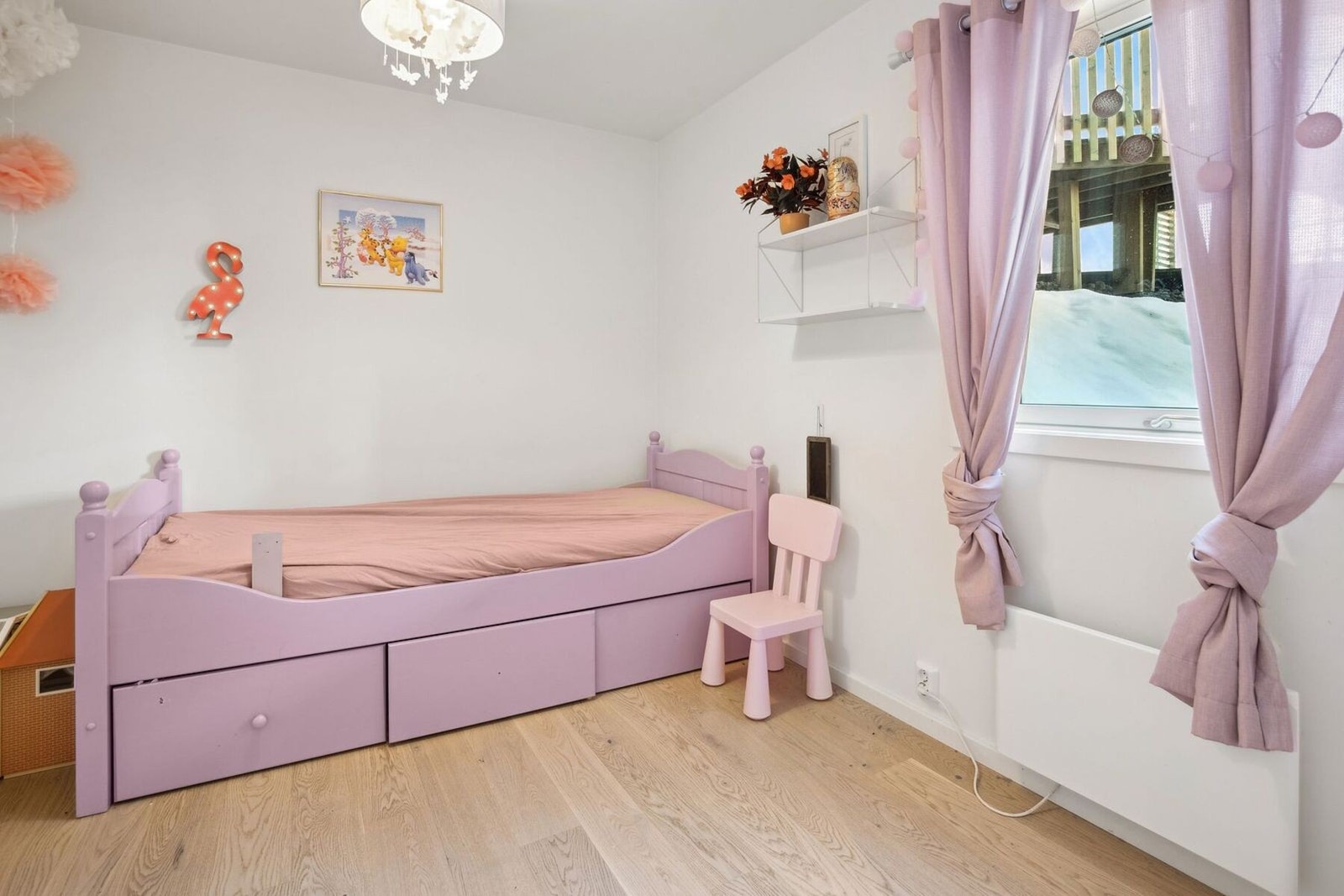 Soverom 2 - et flott rom for barn i hus. Galleribilde