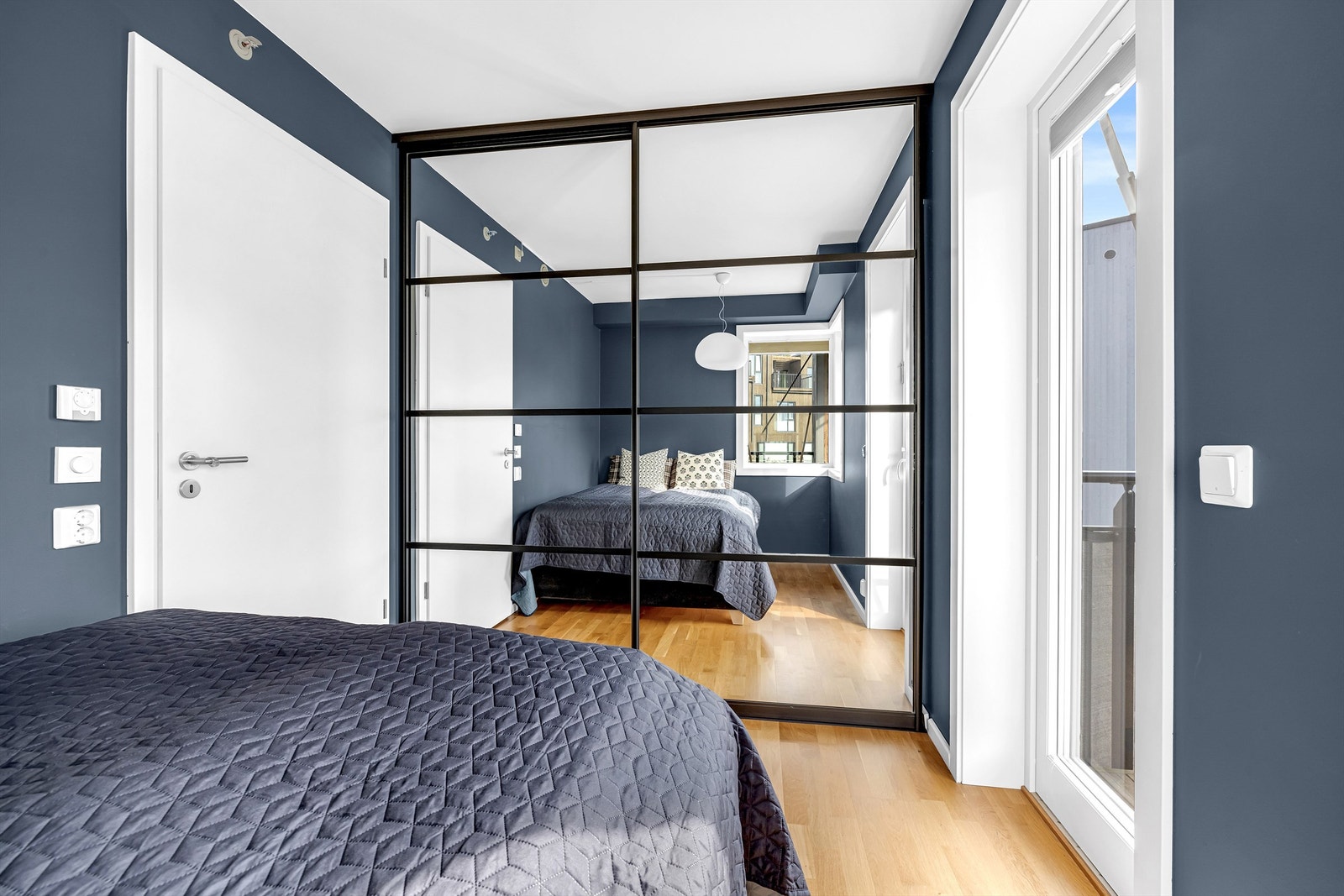 På soverommet er det praktisk skyvedørsgarderobe. Galleribilde