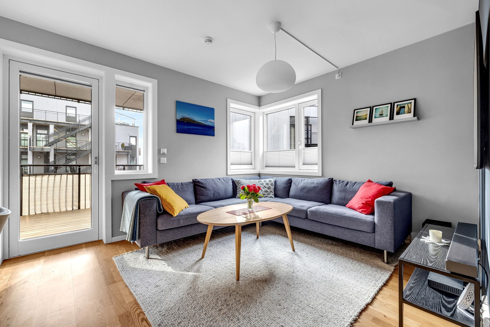Stue med utgang til balkong med morgensol. Galleribilde