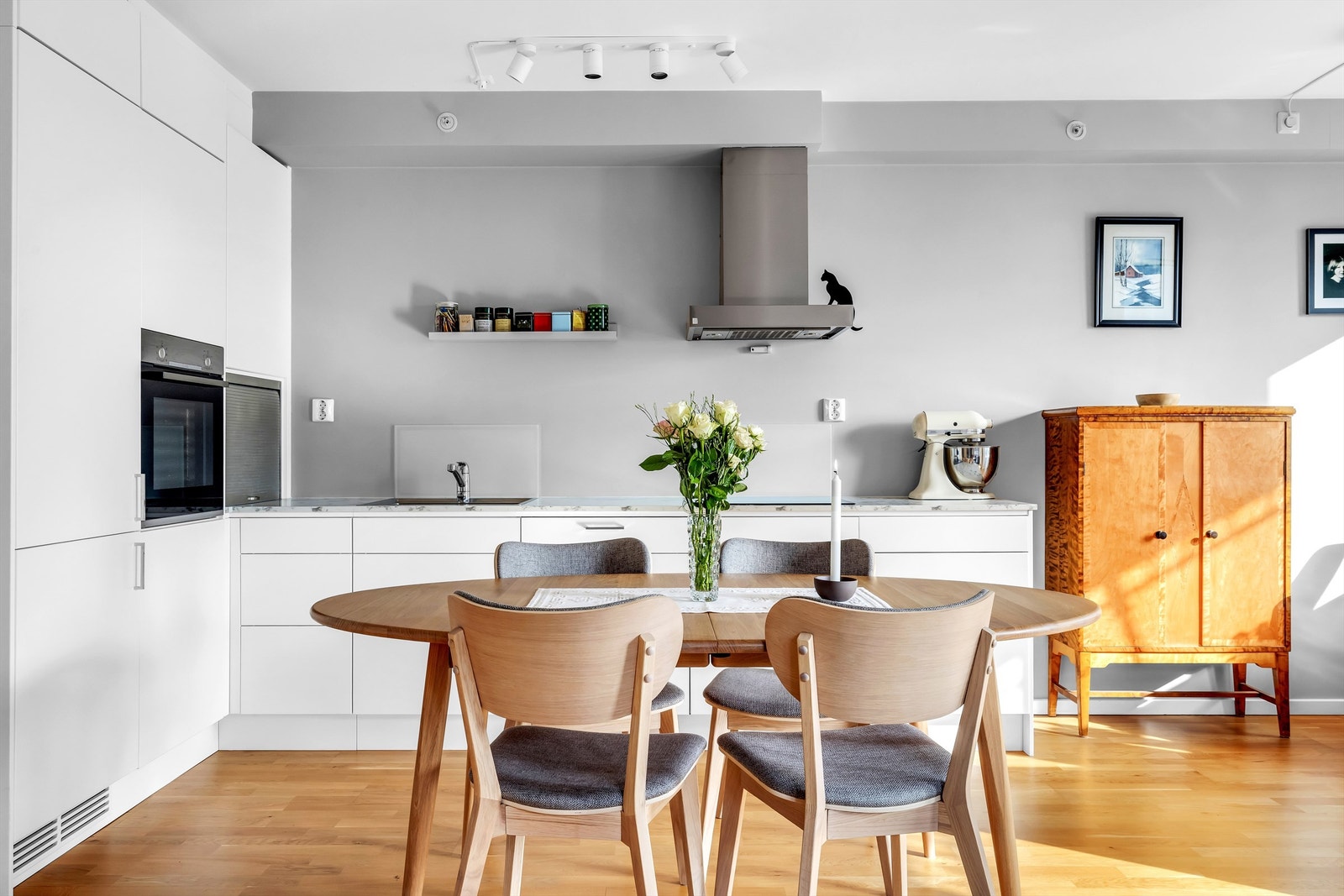 Moderne og lys 3-roms hjørneleilighet fra 2018. Leiligheten har vannbåren gulvvarme og balansert ventilasjon. Galleribilde