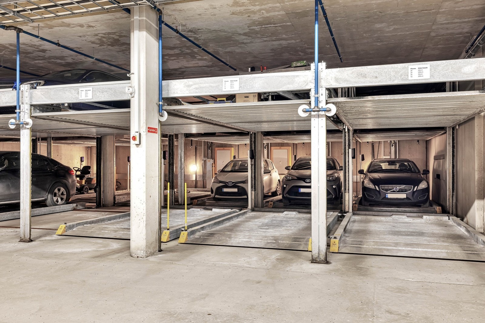 Medfølger parkeringsplass ytterst på flåte. Det er montert lader for elbil. Galleribilde