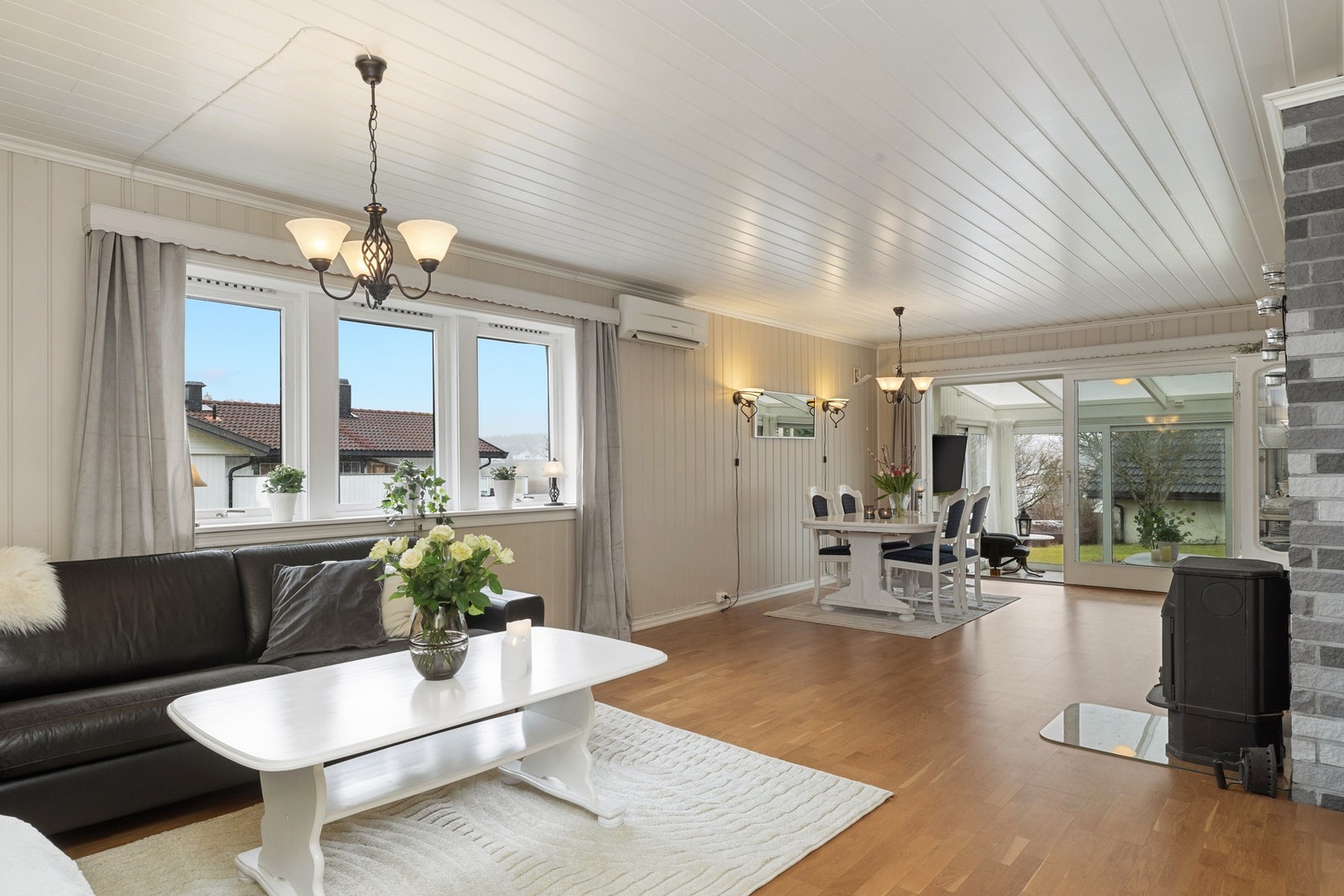 Fra stue er det direkte utgang til vinterhagen Galleribilde