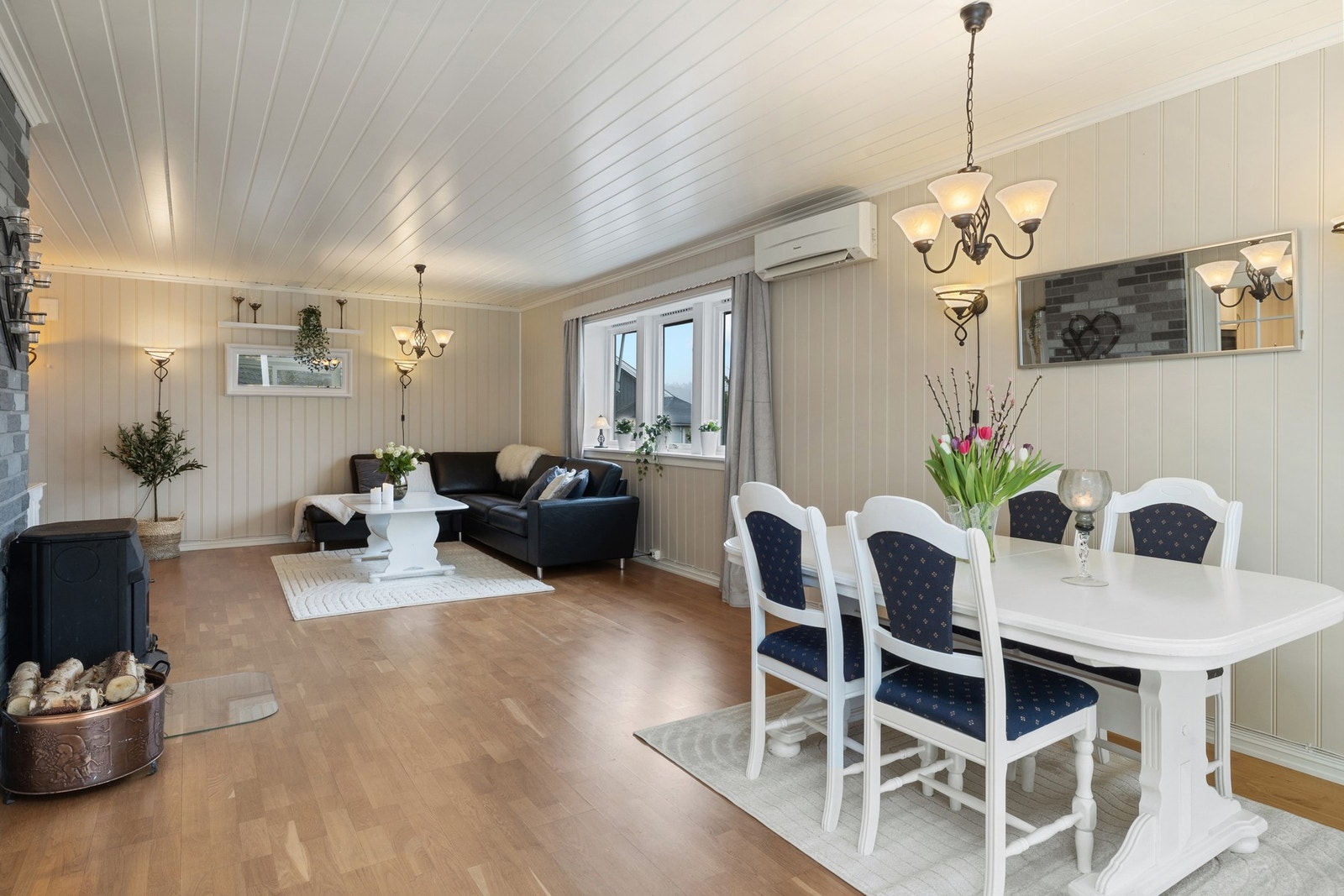 Romslig stue med god plass Galleribilde